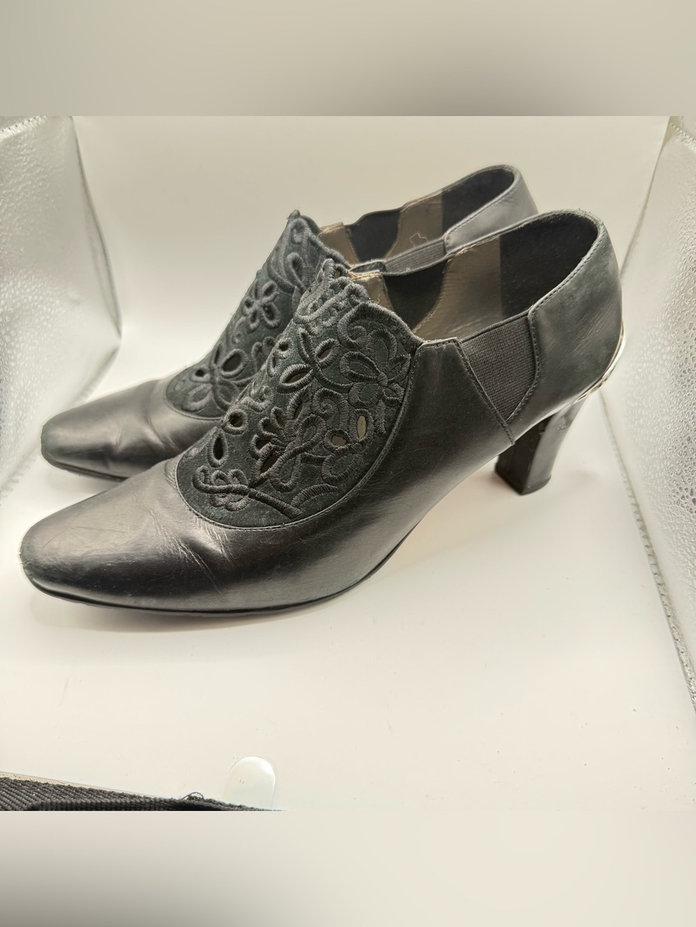 Brighton Black Leather Embroidered Heel Pumps - Women Vintage Sz 8